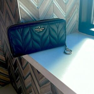 Kate Spade Briar Lane quilted wallet. LIKE NEW! Very soft/velvety to the touch.